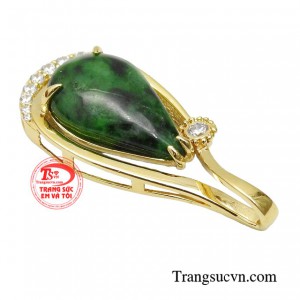 Chiếc mặt dây vừa là món trang sức tinh tế vừa là món phụ kiện thể hiện phẩm chất cao quý sang trọng cho người đeo.