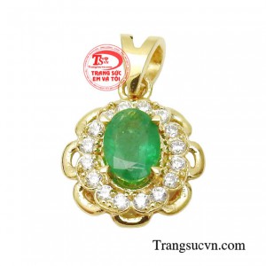Màu xanh lục của emerald được ví như một khu rừng rộng lớn đầy bí ẩn và mê hoặc.