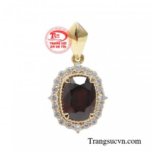 Mặt dây granat cao cấp mang màu sắc thạch lựu đỏ lấp lánh.