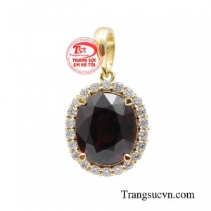 Mặt dây granat sang trọng với điểm nhấn nhẹ nhàng trên gương mặt nàng.