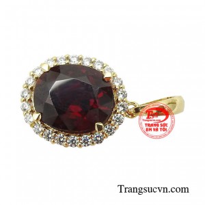 Chiếc mật dây được ví như một nàng thơ đi tìm sự lãng mạn, nồng cháy nhưng cũng đầy bí ẩn.