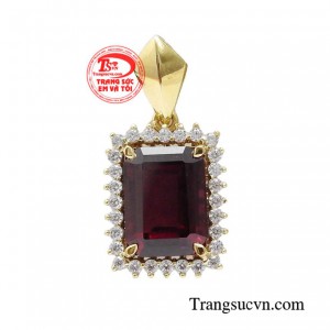 Mặt dây granat thanh lịch với thiết kế tuyệt đẹp với vị trí viên đá chủ đặt giữa trung tâm.