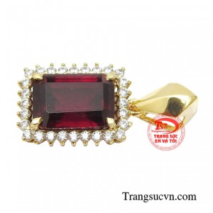 Chiếc mặt dây đầy tinh tế tôn vinh tình yêu và vẻ đẹp của người phụ nữ hiện đại. 