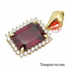 Thiết kế đá Cz chạy dọc bao quanh phần thân làm nổi bật đá chủ garnet, giúp tăng gấp đôi ánh sáng lấp lánh của sản phẩm. 
