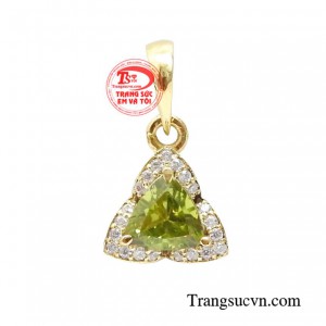 Mặt dây nữ peridot tinh tế với mong muốn chuyển tải vẻ đẹp thanh lịch và quyến rũ.