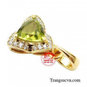 Mặt dây peridot là một mảng màu thú vị của cuộc sống, mang hơi thở mùa xuân để cùng bạn vẽ nên những cung bậc cảm xúc.