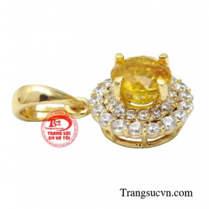 Nếu các chị em đang muốn tìm kiếm sự mới mẻ cho bản thân mình, thì hãy thử diện chiếc mặt dây sapphire này để thấy mình đặc biệt hơn trong mắt người đối diện.