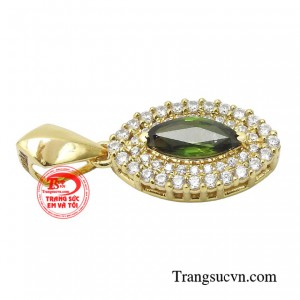 Chỉ với một chiếc mặt dây chuyền nhỏ nhắn, ngay lập tức bạn sẽ tỏa sáng theo một cách riêng.