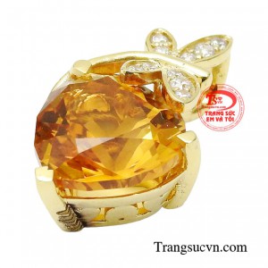 Sản phẩm khắc hoạ khéo léo hình ảnh quý cô thời thượng cùng vẻ đẹp sắc sảo, nữ tính.
