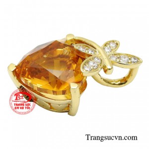 Không cầu kỳ, một chiếc mặt dây thạch anh đơn giản đủ để chinh phục đối phương.