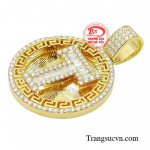 Bỏ qua những kiểu dáng đơn thuần, phái đẹp hướng tới vẻ đẹp phá cách nhưng vẫn giữ được sự nữ tính.