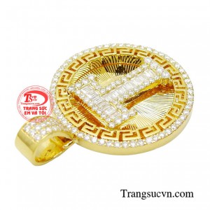 Nhưng để chiếc mặt dây có thể phát huy tối đa tác dụng của mình, hãy kết hợp nó với bộ trang phục phù hợp để bạn có thể tỏa sáng nhé.