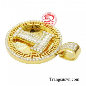 Chất liệu vàng luôn mang lại sự sang trọng và thể hiện đẳng cấp nên với chiếc mặt dây này cũng vậy.