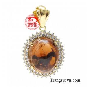 Mặt dây tourmaline phú quý giống như một người bạn thân thiết đi cùng thời gian làm tôn lên sắc đẹp cùng giá trị của phái nữ. 