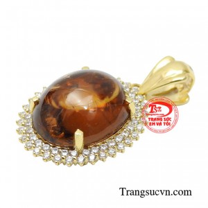 Cuốn hút ngay từ ánh nhìn đầu tiên, chiếc mặt dây tourmaline tôn lên nét đẹp sang trọng và đẳng cấp chiếm trọn trái tim phái nữ.