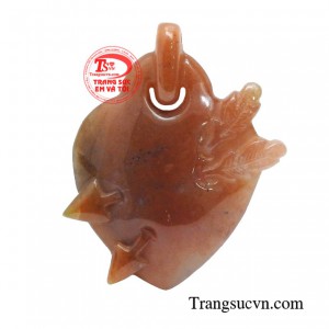 Mặt dây trái tim canxedon được nhiều người tin là có thể giúp chủ nhân tránh khỏi cơn sầu muộn và giảm bớt giận dữ.