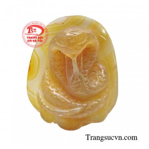 Mặt dây tuổi rắn may mắn trong phong thủy loại đá này được đánh giá rất cao và được coi là biểu tượng của sức khỏe, sự hưng thịnh và trường thọ.