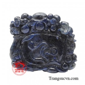 Chiếc mặt phật di lặc này đặc biệt được chế tác từ loại đá sapphire cao cấp giúp khai mở tâm trí