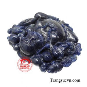 Lỗ tai dài biểu thị sự từ bi, bác ái, biết lắng nghe và thấu hiểu nỗi lòng của mọi người. 