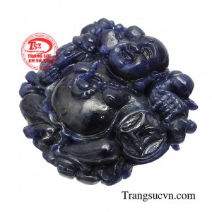 Trong phong thủy, Phật Di Lặc cầm thỏi vàng và túi châu báu tượng trưng cho sự thịnh vượng, giàu sang, may mắn và tốt lành. 