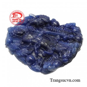Chiếc mặt phật được chế tác từ đá sapphire xanh phù hợp với người mệnh Mộc và Thủy, chúng được coi là viên đá có khả năng mang lại sự giàu sang, phú quý. 