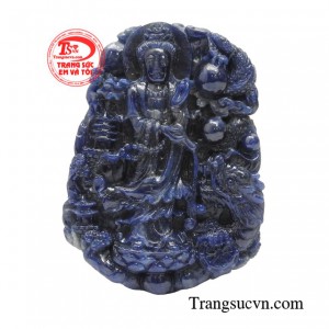 Mặt quan âm sapphire vượng khí tượng trưng cho điềm lành, lòng thánh thiện, bao dung, hướng phật, giải trừ hung khí, mang tới bình an, ngăn chặn tai ách cho chủ nhân.
