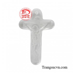 Mặt thánh giá thạch anh ban phước chạm khắc vô cùng tinh tế và đẹp mắt.