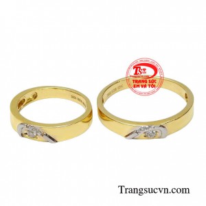 Ý nghĩa của nhẫn cưới là thể hiện tình yêu, vật kết nối vô hình giữa hai người yêu nhau, mong muốn sống bên nhau trọn đời