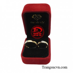 Ý nghĩa của nhẫn cưới là thể hiện tình yêu, vật kết nối vô hình giữa hai người yêu nhau, mong muốn sống bên nhau trọn đời