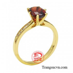 Nhẫn garnet duyên dáng giúp phái đẹp tôn nét duyên dáng, tạo điểm nhấn cho bộ trang phục.