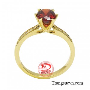 Chiếc nhẫn là phụ kiện được nhiều cô gái yêu thích, trong đó viên garnet có sắc đỏ rực được xem là điểm nhấn thu hút sự chú ý.