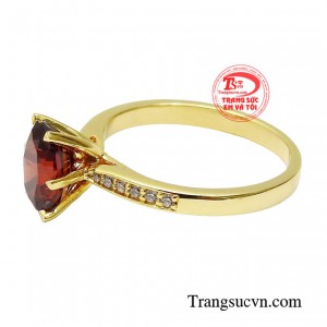 Chiếc nhẫn garnet duyên dáng là gợi ý nho nhỏ giúp chị em tỏa sáng và nổi bật một cách quyến rũ.