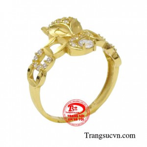 Nhẫn hồ ly tài lộc được chạm khắc cầu kỳ, tỉ mỉ từ vàng 10k bền đẹp, tinh xảo
