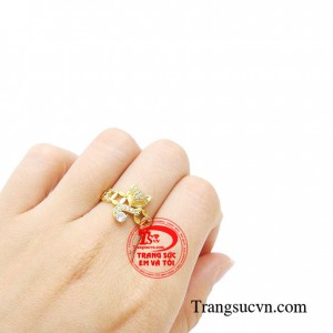 Nhẫn hồ ly tài lộc được chạm khắc cầu kỳ, tỉ mỉ từ vàng 10k bền đẹp, tinh xảo