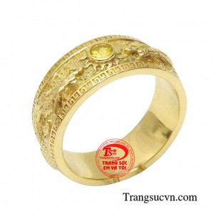 Nhẫn nam song long chầu nguyện có gắn đá saphir thiên nhiên mang đến nhiều may mắn cho người mệnh kim và thổ