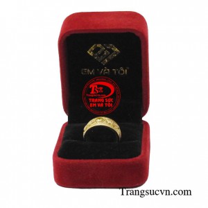 Nhẫn nam song long chầu nguyện có gắn đá saphir thiên nhiên mang đến nhiều may mắn cho người mệnh kim và thổ