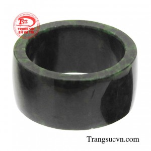 Ngoài làm việc chăm chỉ, ai ai cũng muốn nhận được chút may mắn, và thế là không thể thiếu những món trang sức phong thuỷ, hứa hẹn mang đến may mắn, thu hút của cải.