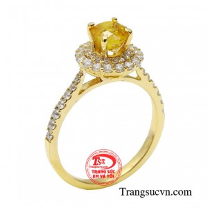 Nhẫn nữ Saphir đại lộc có vẻ đẹp lộng lẫy nhưng đầy tinh tế, gần gũi. 