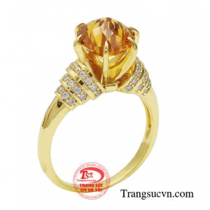 Nhẫn nữ thạch anh phú quý dành riêng cho những cô nàng ưa thích phong cách sang trọng nữ tính. 