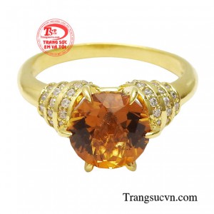 Sở hữu thiết kế có phần mới lạ và độc đáo với viên đá chủ thạch anh vàng sáng bóng.