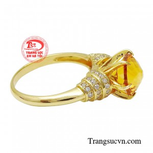 Chiếc nhẫn đến từ Trang Sức Em Và Tôi sẽ khiến các quý cô không chỉ nổi bật mà còn cực kỳ quý phái và tinh tế.