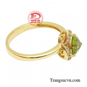 Trang Sức Em Và Tôi còn khéo léo kết hợp với đá quý peridot lấp lánh, tạo nên sản phẩm có thiết kế rực rỡ, lan tỏa những điều tích cực.