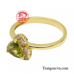 Chiếc nhẫn mang đến sự ngọt ngào, tinh tế sẽ là sự lựa chọn không thể hoàn hảo hơn, tôn cá tính các nàng kể cả vào những dịp đặc biệt.