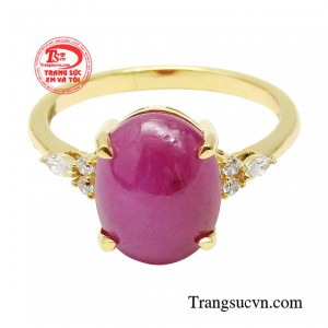 Những viên đá được nạm khéo léo trên từng chi tiết giúp sản phẩm lấp lánh tôn lên diện mạo rực rỡ của người đeo.