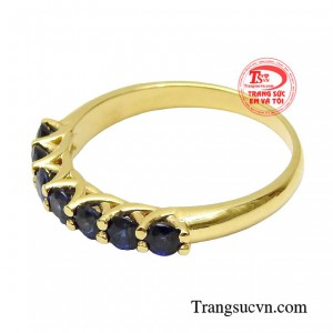 Vẫn là kiểu dáng đơn giản cùng phong cách nữ tính, nhẹ nhàng đầy thu hút. 