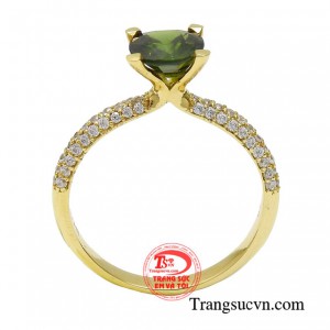 Đá Sapphire xanh lục kết hợp cùng công nghệ chế tác đỉnh cao đã đem đến thiết kế thời thượng mà mọi phái đẹp đều khao khát sở hữu.