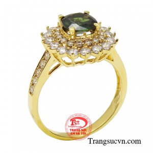 Nhẫn sapphire duyên dáng được chế tác tinh xảo từng chi tiết nhỏ nhất, kết hợp hài hòa giữa chất liệu vàng 14k và sapphire thiên nhiên. 