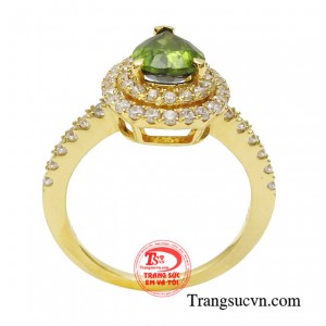 Thấu hiểu điều đó, chiếc nhẫn sapphire với thiết kế đáp ứng nhu cầu  xứng tầm vị thế dành cho những quý cô thành đạt. 