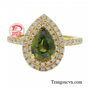 Đường nét tạo dáng giọt nước gợi cảm, thiết kế hiện đại và bay bổng làm nổi bật vẻ đẹp mê hoặc của đá quý sapphire.