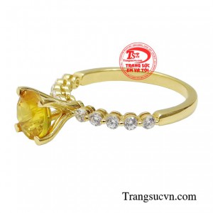 Hãy thử tạo dấu ấn riêng với sự nhẹ nhàng nhưng không kém phần sang trọng cùng chiếc nhẫn sapphire vàng thiên nhiên đầy thu hút.
